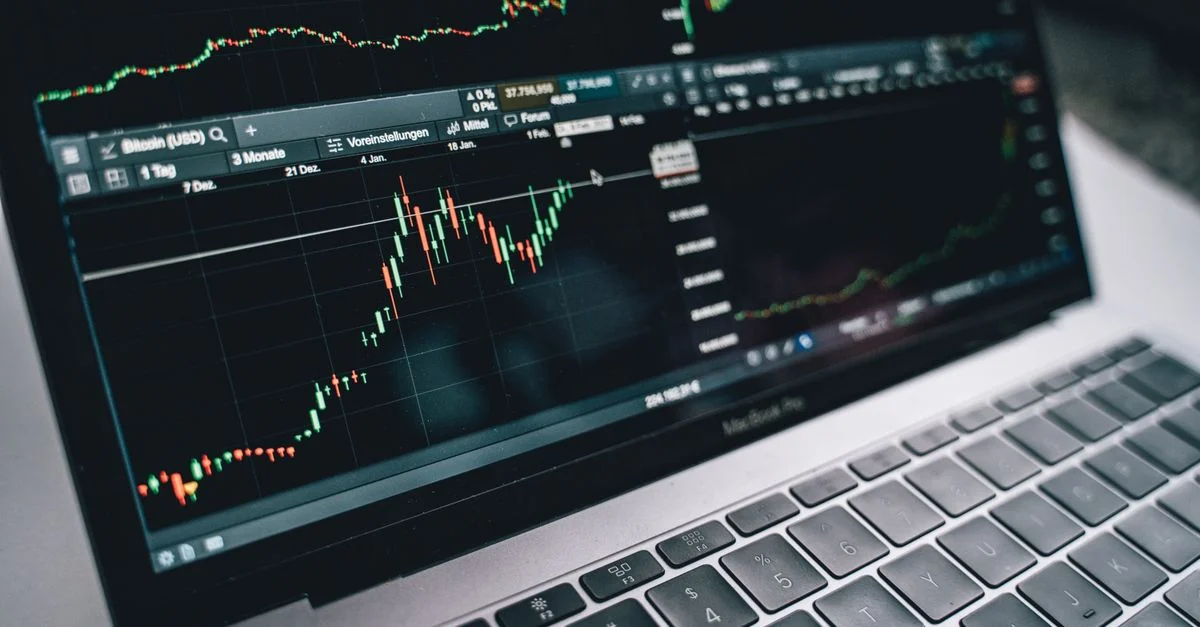 Gros plan d'un graphique financier sur l'écran d'un ordinateur portable, montrant l'analyse du marché boursier à Berlin.